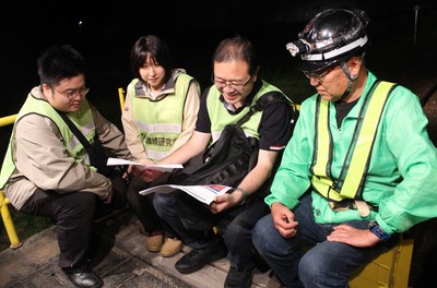 点検終了後、談笑する(右から)辻特坦教授、日大の伊東教授、末次助手、松井さん
