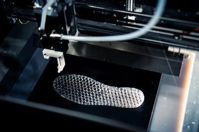 店内3Dプリンターでミッドソールをつくる様子 一層一層ミルフィール状に形成される