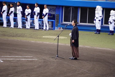 真田ナオキ、土佐のマウンドで国歌独唱！“令和の龍馬”姿で西武ーヤクルト戦の観衆を魅了、新曲ジャケ写も解禁！