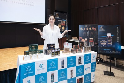 空メディック「Reiperfect」シリーズ商品と森柾 秀美先生で記念撮影