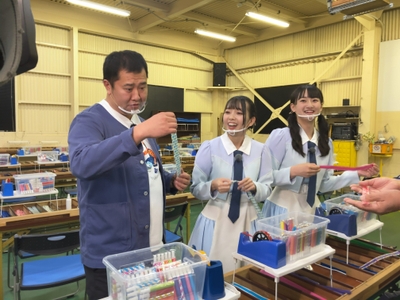 (左から)とにかく明るい安村・石田みなみ(STU48)・信濃宙花(STU48)