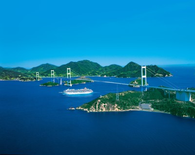 瀬戸内 来島海峡航行中の飛鳥II