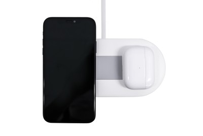 OWL-QI10W2Q18Wでスマートフォンと完全ワイヤレスイヤホンを充電する様子