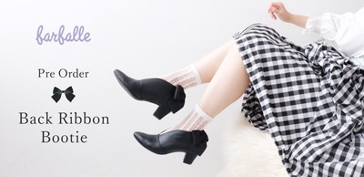 どの方向から見てもかわいい【ファルファーレ】のバックリボンブーティ