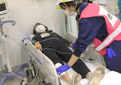 足に大きなけがを負った想定の模擬傷病者に、看護師が処置を行う様子。リアルな演技による模擬傷病者への対応を通じて、緊急時の判断や対応を確認しました。