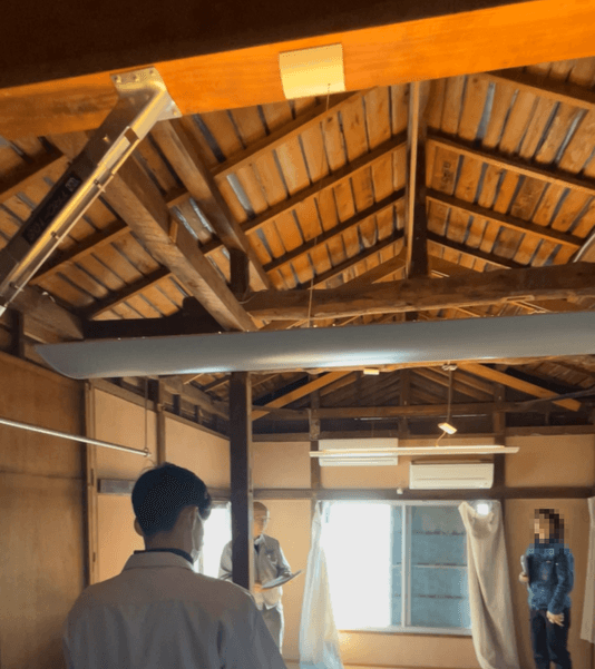 屋根裏調査の研修の様子（天井板は外してあります）