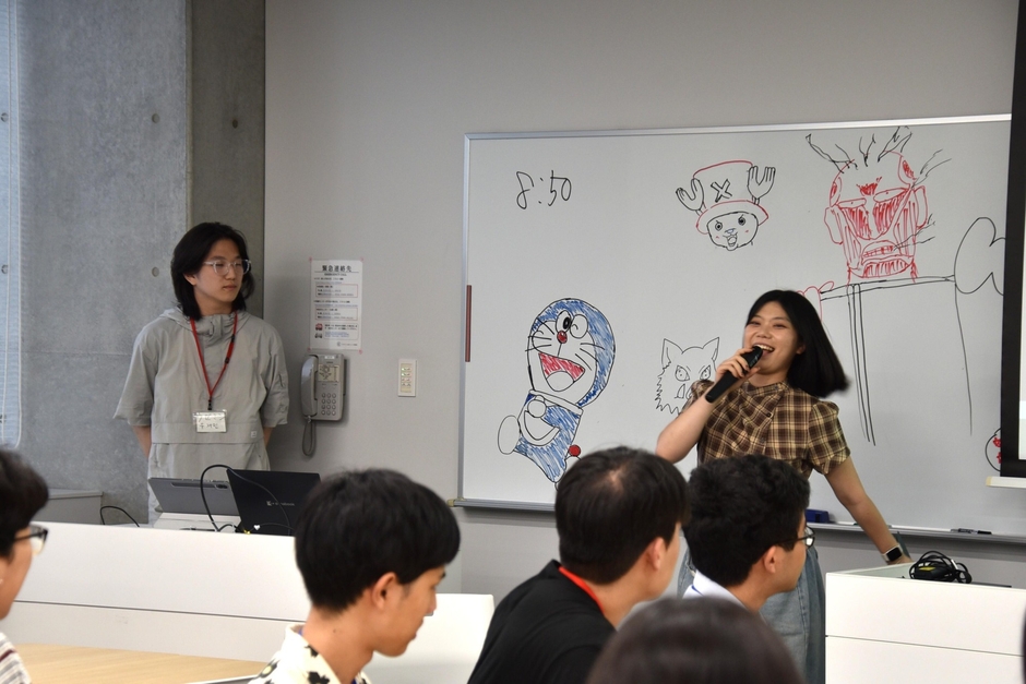 日本語で「仲良くしたいです」と呼び掛けた学生