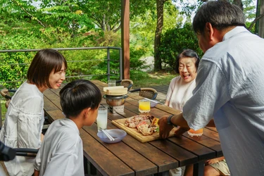 朝のコーヒーから、BBQ、夜の映画まで　大阪・舞洲のログハウスで楽しむ“一棟貸しステイ”