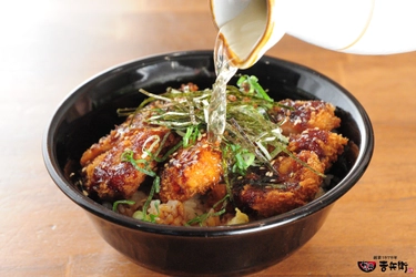 夏の熱気も吹き飛ぶ！
冷たい出汁でサラ旨「ひやだしかつ丼」登場