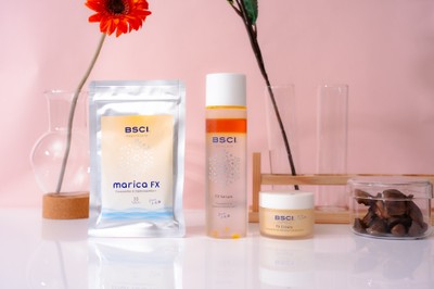 左から返礼品となっているフコキサンチン健康食品（marica Fx）、美容化粧水 (Fxセラム)、美容クリーム（Fxクリーム）