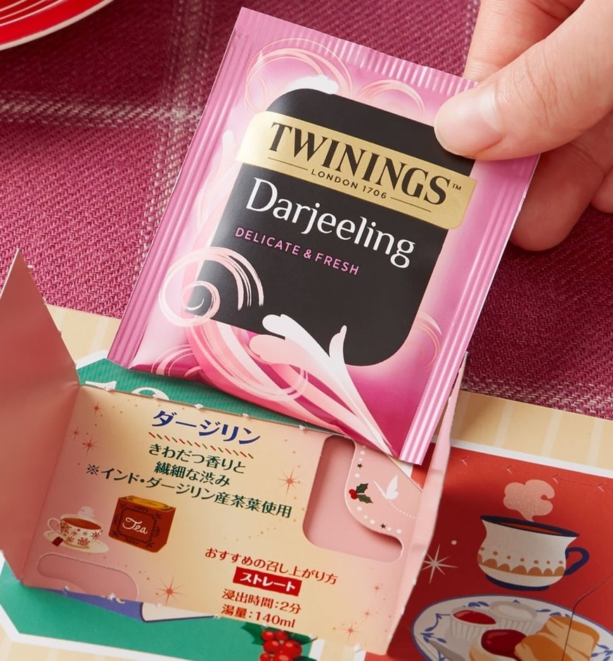 扉を開けるとティーバッグが！ それぞれのブレンド説明やおいしいいれ方が記載されており、毎日  異なる味わいを楽しめます。