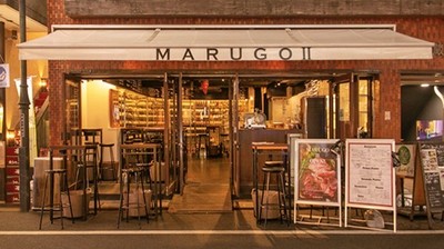 外観/白いオーニングテントと店内の全面ガラス張りのワインセラーが目印