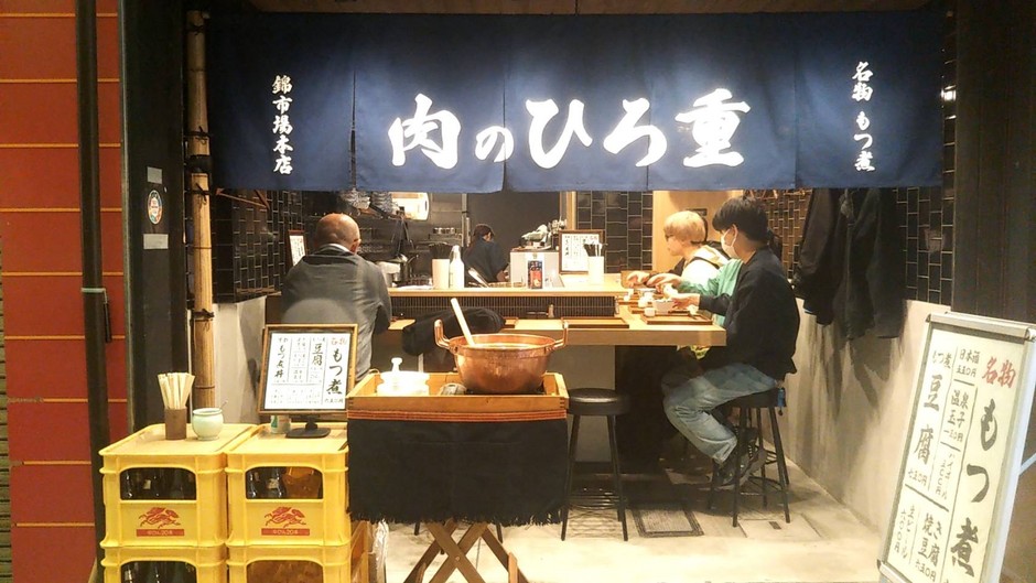 7席のカウンターの当店