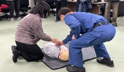 飯塚消防署の協力のもと、「令和7年度救命講習会」を実施　教育実習を控えた教員志望の学生が緊急時の救命措置を学ぶ