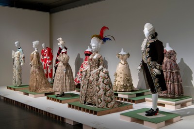 「LOVEファッション―私を着がえるとき」展 (会場:京都国立近代美術館) (C)KCI 福永一夫撮影
