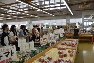 「こまきゴールド」の販売の様子（右奥）を見学