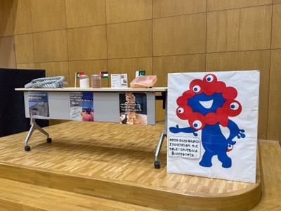 大阪信愛学院小学校での展示の様子