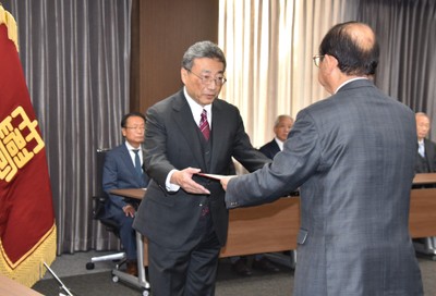 立花理事長から表彰状を渡される伊藤教授