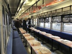 地酒電車車内