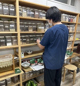 煎じ薬の袋を畳む作業