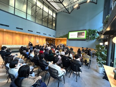 年1回、全奨学生280名を対象に開催する作家活動に関する勉強会および交流会