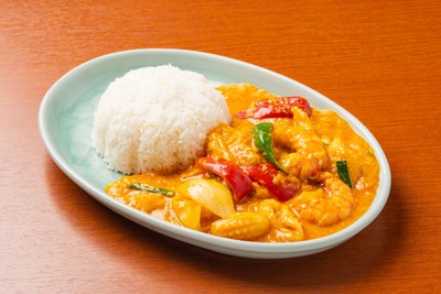 「タレー・パット・ポンカリー/具沢山海鮮のふわふわ卵とじカレー」1,400円(税込)