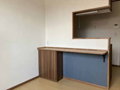 食事や作業にも使える、キッチン前の便利なカウンター