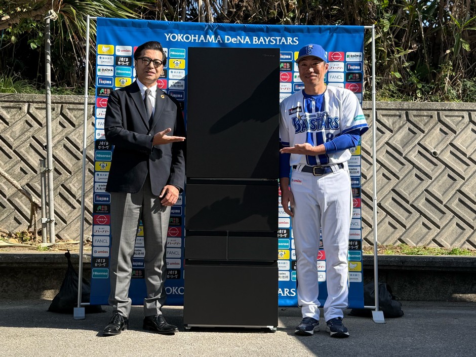 1軍相川監督へ大型冷蔵庫寄贈式