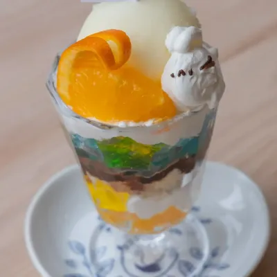 お月様をイメージした柚子アイスに、オレンジとチョコレートを合わせた幻想的なパフェ♪ 可愛いうさエナガと一緒にお楽しみください。