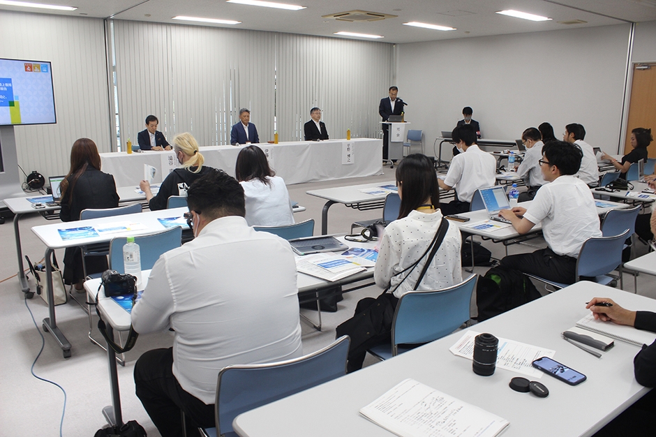 大勢の報道陣が集まって行われた記者会見