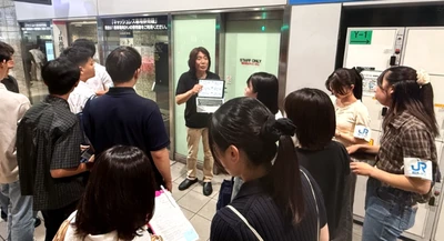 近畿大学経済学部新井ゼミの学生が現場で徹底調査！　訪日客の高速バス利用実態を分析し、西日本JRバスに報告