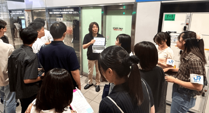 経済学部准教授 新井圭太が調査の概要をゼミ生に説明する様子