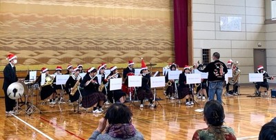 令和5年（2023年）に新宮市内の小学校で実施した演奏会の様子