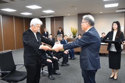 野口学長から称号記を贈られる服部名誉教授