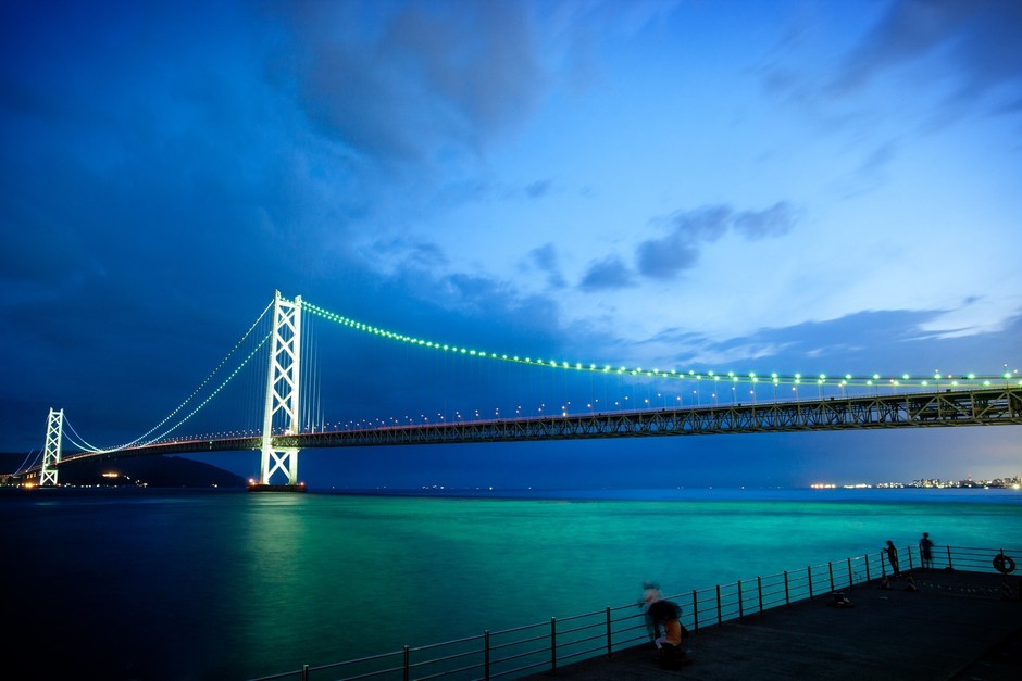 世界で2番目に長いつり橋・明石海峡大橋の夜の絶景