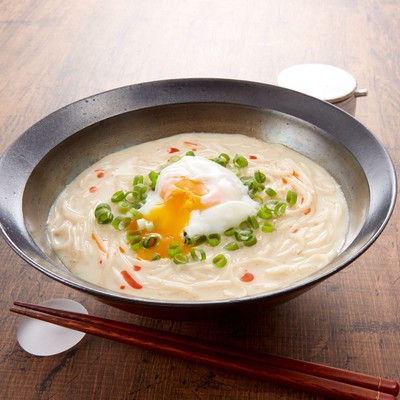 例：豆乳ごまだれつゆで食べるむぎくらの丸麺