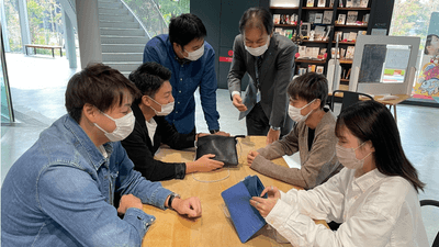 完成品を確認する学生