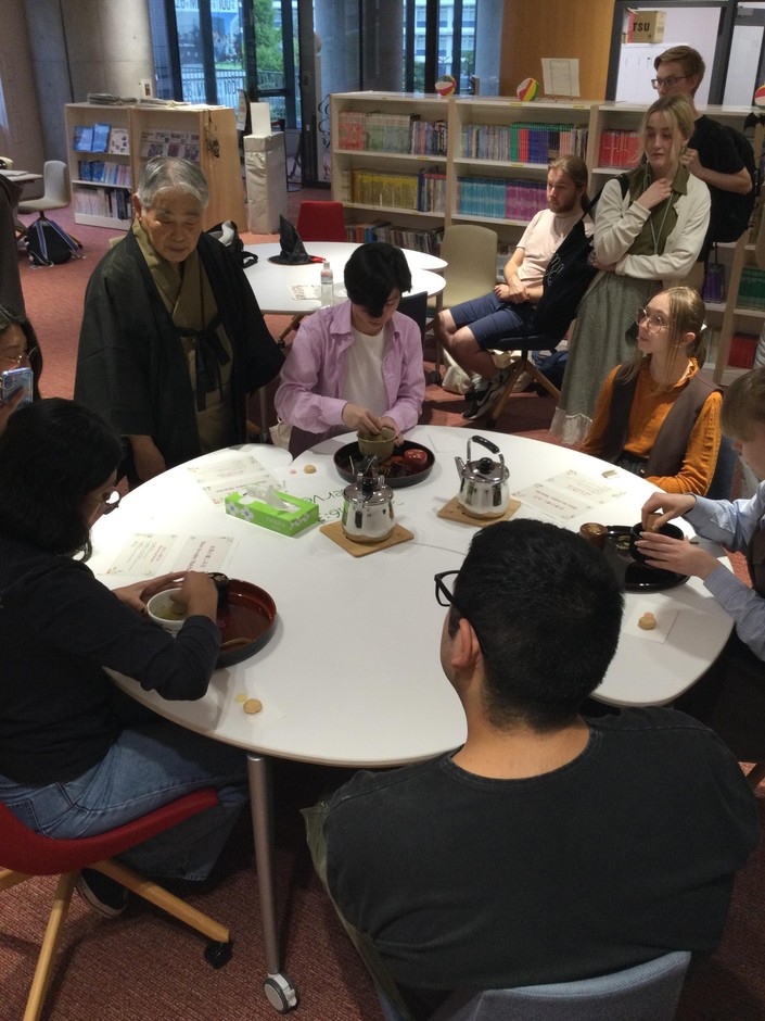 輪を囲んで茶道を体験する留学生たち