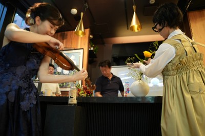 花、ガラス、音楽が重なるひととき