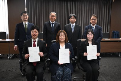 T-GExアソシエート採択通知書を手にする前列左から黒川助教、髙橋助教、河地助教、後列左から氏田農学部長、野口学長、笠井人間学部長、亀井薬学部長