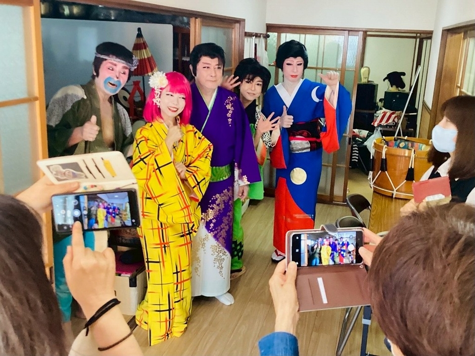 昭和の振り返りで大衆演劇を楽しんでいる様子