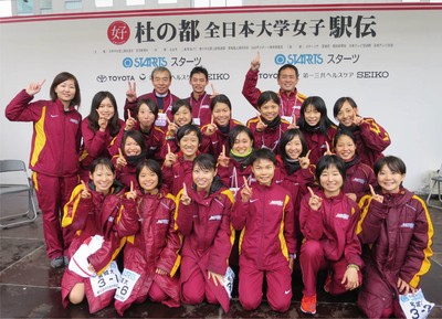 優勝後の記念写真の赤坂選手(手前右から3人目)(第35回全日本大学女子駅伝対校選手権大会・2017年10月29日)