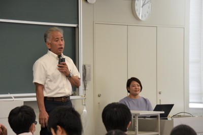 谷本特任教授を紹介する梅田教授