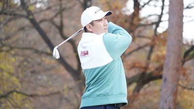 ゴルフを楽しむ菅野選手