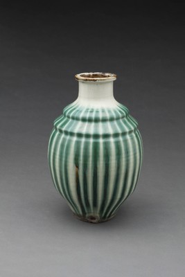 (1)信楽焼「青簾焼酎瓶」19C-20C前半／江戸時代後期-明治時代　当館蔵