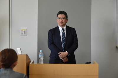 学生一人ひとりの質問に丁寧に答える北村氏