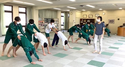近畿大学附属新宮高校の生徒がヨガを体験　本校卒業生のインストラクターを招き、心身の健康について考える