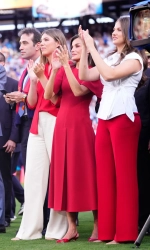 ワールドカップ優勝に沸くスペイン、王妃が選んだのは「2着の赤」