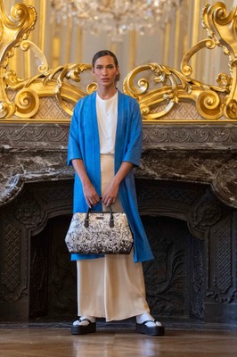鮮やかなブルーの羽織に、白いロングスカートとボストンバッグを合わせて
