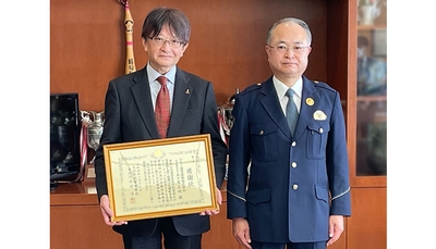 感謝状贈呈式の様子 左から当社社長の五十嵐、大分中央警察署の木村署長